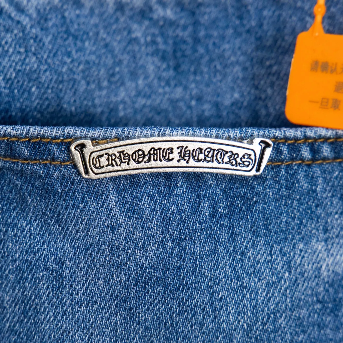 P290 high version Chrome Hearts blue denim with red black panther pattern multi-leather jeans. CH jeans need to be washed and then disassembled and hand-stitched with sheepskin cross leather and then spliced ​​together. The whole piece has too many craftsmanship to explain, patchwork cross pattern embellishment, high-waisted washed jeans! ! Absolutely high-end luxury products, god-level single products and super popular products, made with top heavy industry, a must-see magic weapon. Customized hardware. The fabric is thick and soft after washing. It has good breathability. Customized small leather label. Unique design. The details are simple and elegant, and the workmanship is exquisite. The entire trousers are neatly routed and the details are in place! It’s so cool that both men and women can easily control the genderless trend! Style number: 1799# Color: blue Size: 28 30 32 34 36